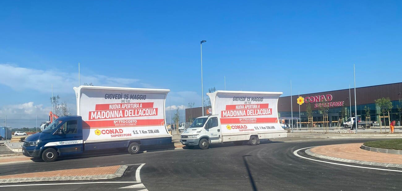 CST per CONAD a Madonna dell'acqua con due camion vela pubblicitari