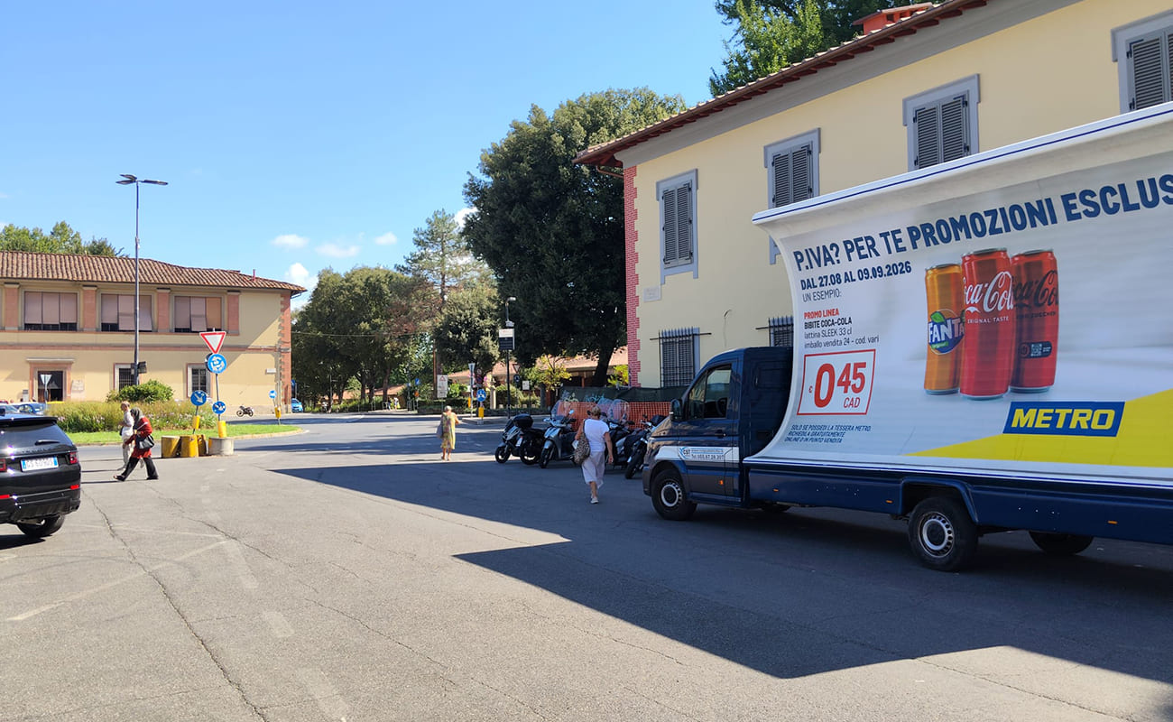Camion vela pubblicitari CST a FIRENZE per METRO