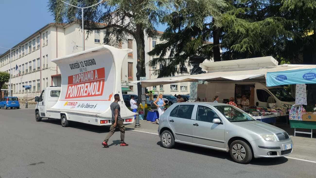 Vele mobili pubblicitarie a Pontremoli per la riapertura del punto vendita CONAD