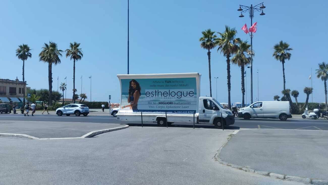 Vele pubblicitarie itineranti CST sulla costa toscana per Esthelogue