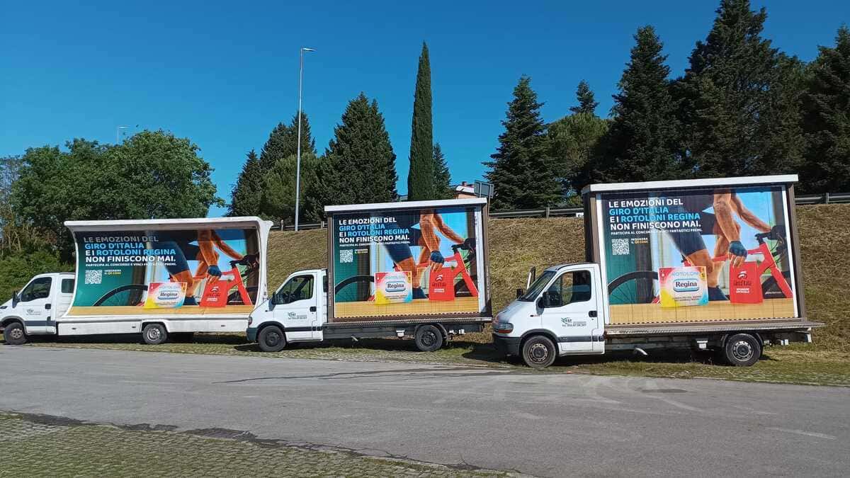 CST Pubblicità promuove il concorso Regina al Giro d’Italia 2025 con vele pubblicitarie in movimento tra Pisa e Siena