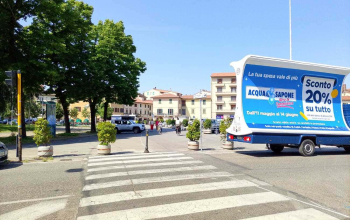 Vele mobili pubblicitarie CST a PRATO per Acqua e Sapone (1)